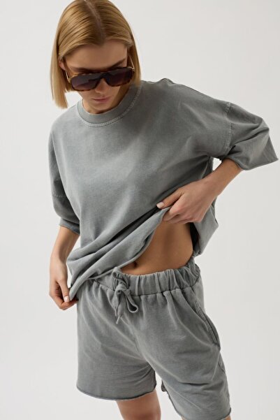 Butik شورت بتفاصيل دانتيل مقطوع بالليزر