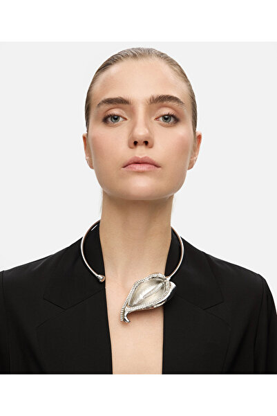 İpekyol Çiçek figürlü ve taşlı plaka kolye