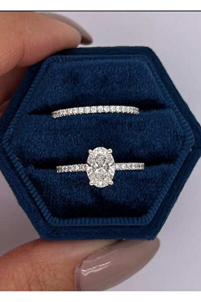 Crystal Diamond Zirconia Işıklı kutuda 1.50 karat oval tektaş ve tamtur yüzük