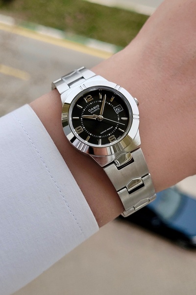 Casio Marka Küçük Kasa Gümüş Siyah Renk Sade Takvimli Kadın Kol Saati
