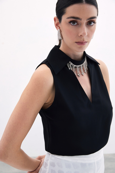 Sateen Чорна блуза без рукавів з камінням на комірі