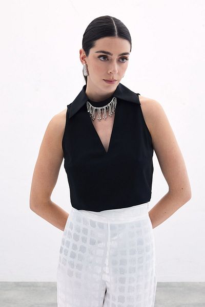 Sateen طوق حجر أسود بلا أكمام بلوزة