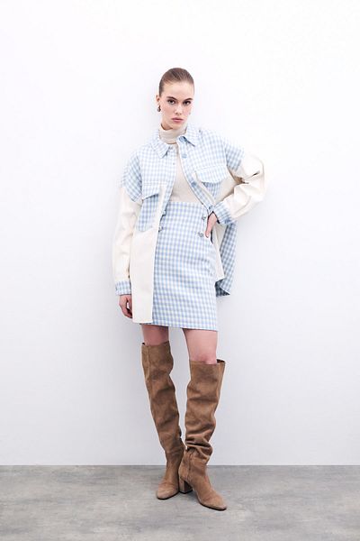 Sateen Fusta mini albastra - model picioare de haine