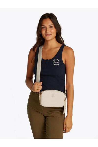 Tommy Hilfiger Dámská crossbody kabelka TH DISTINCT CAMERA BAG MONO