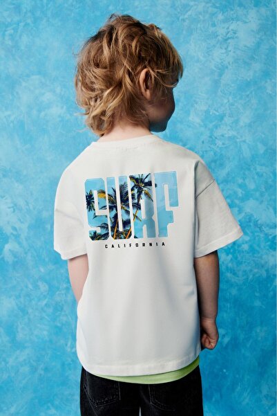 GIA - ART تي شيرت أبيض مطبوع عليه حروف سيرف كاليفورنيا للأطفال