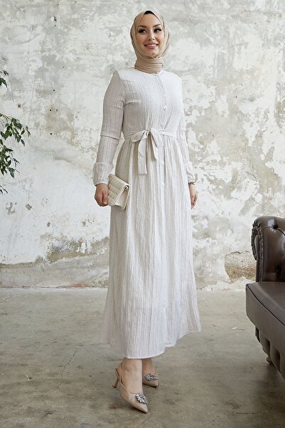 InStyle Béžové šaty Lemina s opaskom