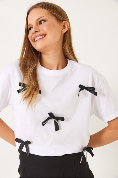 Bianco Lucci Γυναικείο T-Shirt με σατέν κορδέλα με πέτρινη λεπτομέρεια 60602011