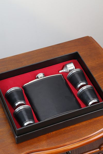 imsaconcept Stainless Steel Leather Coated 4 Shot Glass Flask Set 18.oz Gift for Lover