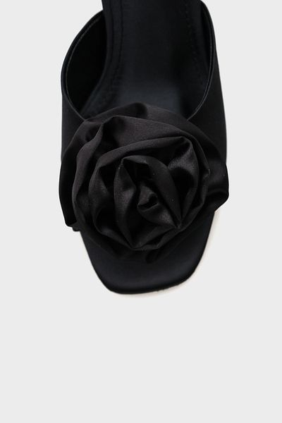 Capone Outfitters Damen-Hausschuhe aus Satin mit mittlerem Absatz und Blumenmuster