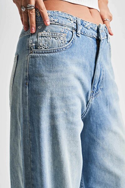 its basic Curea Yfefen lată Midrise pentru femei, 100% bumbac, blugi din denim cu broderie de flori