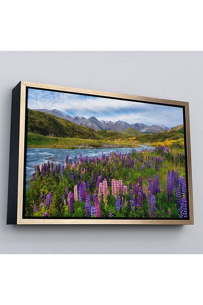 Harita Sepeti Πίνακας τοίχου με καφέ πλαίσιο River Mountain και Purple Lupine Flowers Landscape