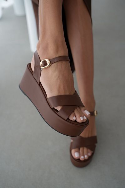 selinshoes صندل نسائي بونني بحزام الكاحل وحزام متقاطع ومزين بالذهب - بني