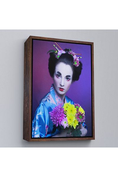 Harita Sepeti Tablou Geisha în kimono albastru cu cadru alb