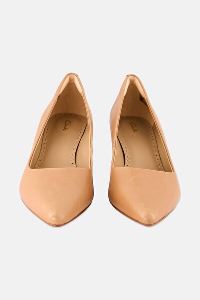 CLARKS Women Standard Fit Violet Rae Pumps, Tan