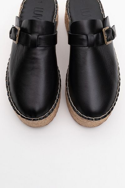 LuviShoes NOVAS Hausschuhe aus echtem Leder mit geschlossener Zehenpartie und Strohkeilsohle in schwarzer Haut