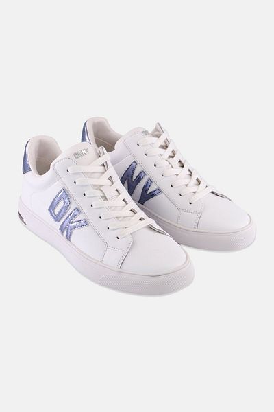 Dkny حذاء نسائي كاجوال برباط من Abeni متوسط الحجم، أبيض