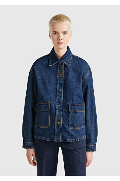 United Colors of Benetton سترة نسائية من قماش الدنيم كبيرة الحجم مصنوعة من القطن بنسبة 100% باللون الأزرق الداكن مع جيوب وأزرار