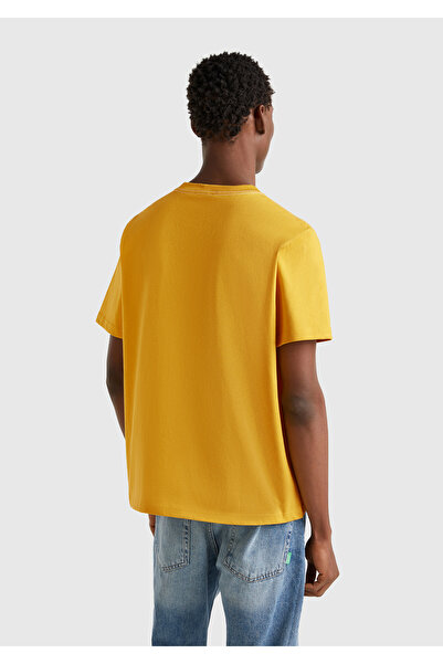 United Colors of Benetton Ανδρικό κίτρινο 100% βαμβακερό μπλουζάκι με στάμπα αριστερά μπροστά Relax Fit Crew Neck