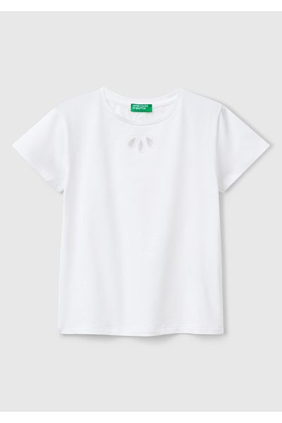 United Colors of Benetton تي شيرت بناتي أبيض بفتحة أمامية ومطرز وشعار خلفي مفصل