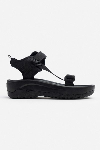 NİŞANTAŞI SHOES S-Step Damen-Sandalen mit Klettverschluss und dicker Sohle in Schwarz mit Kreuzdetail