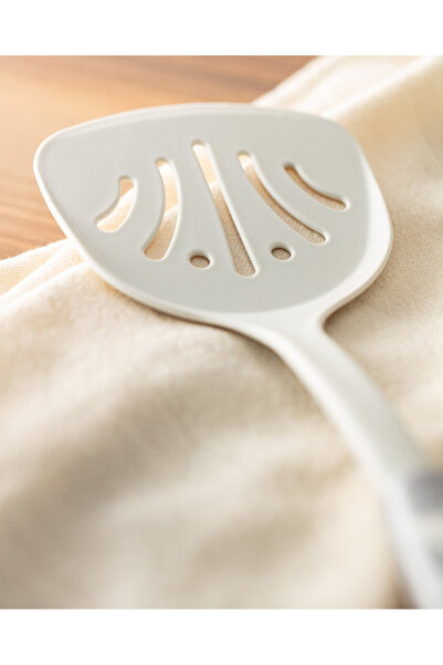 Madame Coco Chase Service Spatula