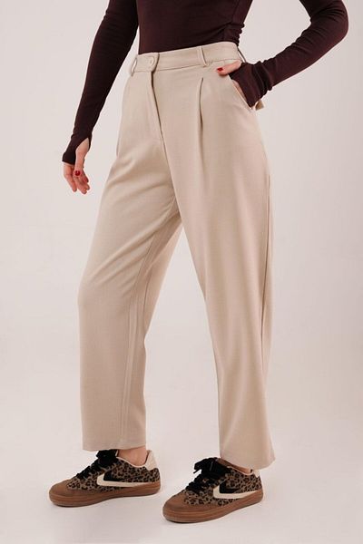 Kokosh moda Κρεμ παντελόνι με λεπτομέρεια σφράγισης τσέπης
