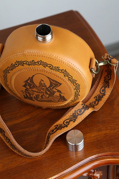 imsaconcept Metal Flask with Wolf Figure and Brown Leather Case