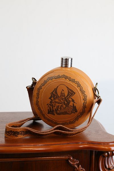 imsaconcept Metal Flask with Wolf Figure and Brown Leather Case