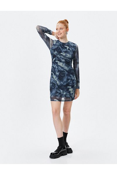 Koton Mini rochie creion din tul cu vopsea cravată cu model drapaj cu detaliu slim fit cu mânecă lungă cu gât rotund