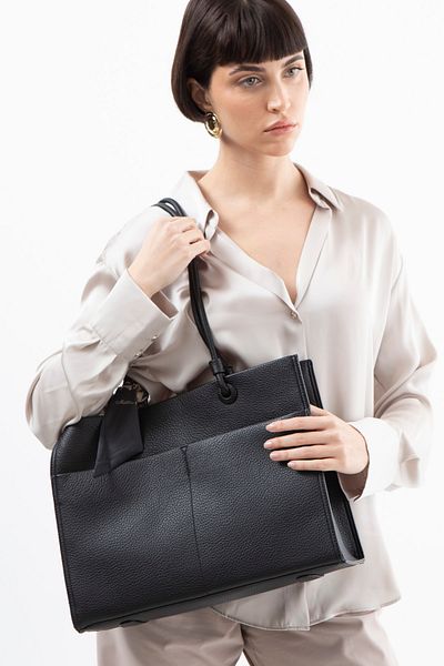 Matthew Cox Women's Black Shoulder Bag Byn2363