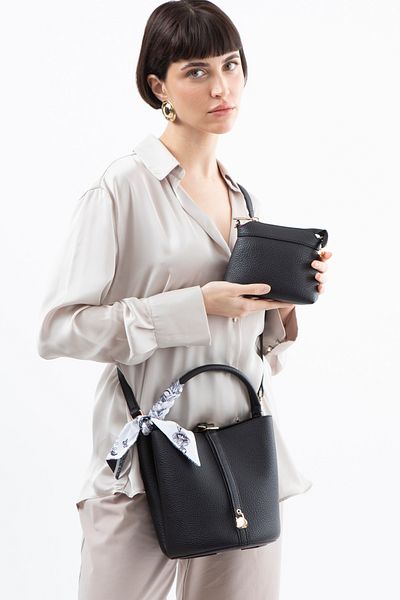 Matthew Cox Women's Black Handbag Byn2349