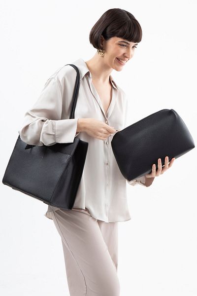 Matthew Cox Women's Black Shoulder Bag Byn2363