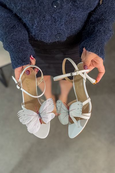 SHOEBELLAS Butter White Butterfly Detailní dámské boty na podpatku