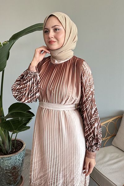 InStyle Φόρεμα με μοτίβο με φούστα και μανίκια Bitter Brown Satin
