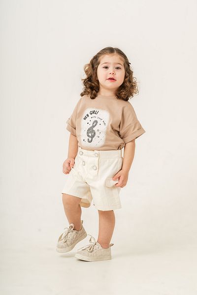 Titimixkids Комплект горнище и долнище за момиче, тениска и къси панталони Hey Girl, с камъни, 2-5 години