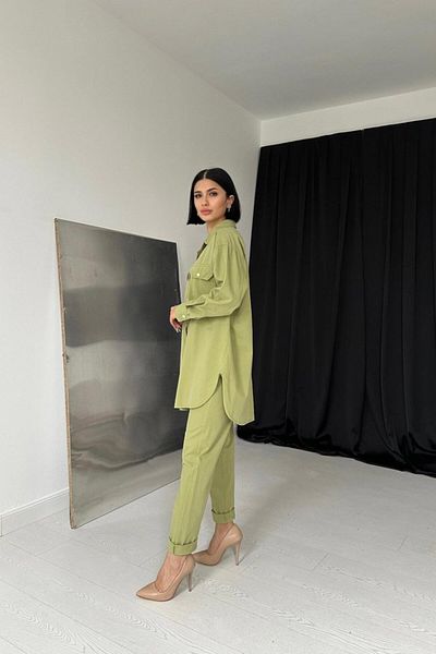 leyla sanat sanata yeni bir bakış açısı Leyla Art a New Perspective on Art Green Shirt and Snap Fastener Pants Suit