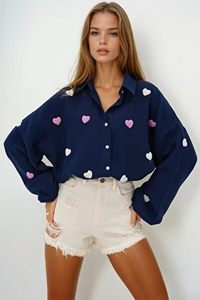 VAGGON Kadın Lacivert Süzene Kalp Işlemeli Oversize Müslin Keten Gömlek Prmx13791