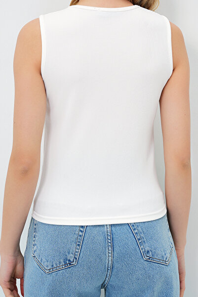 VAGGON Dámská bílá halenka Ottoban bez rukávů s hlubokým výstřihem do V a kovovými doplňky Prmx13784