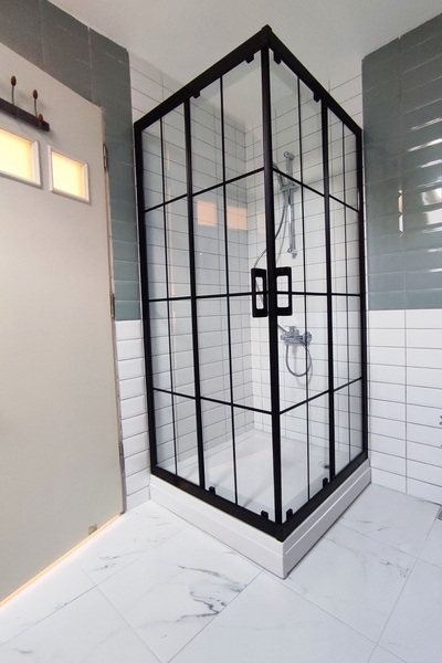 ERİKMANN 80 X 80 Duşakabin Tekneli Siyah Çizgili Karolaj Desen