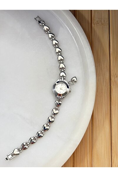 QAYYO Kalpli Gümüş Kordon Gümüş Kadran ve Charmlı Minimal Kadın Pinterest Saati