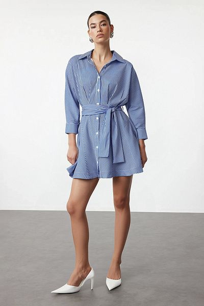 Trendyol Collection Blaues, gestreiftes, gewebtes Mini-Hemdkleid mit Gürtel TWOAW25EL00154