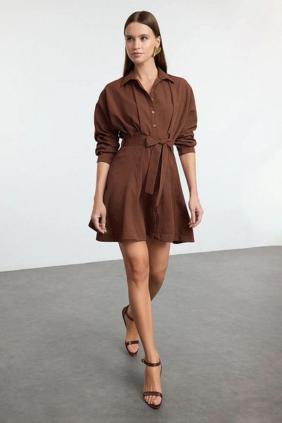 Trendyol Collection Braunes Mini-Hemdkleid mit Rock und Taillenöffnung TWOAW25EL00154
