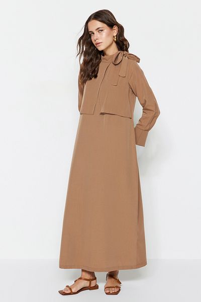 Trendyol Modest Λεπτομερές υφαντό φόρεμα σε μπεζ λαιμόκοψη TCTSS23EB00283