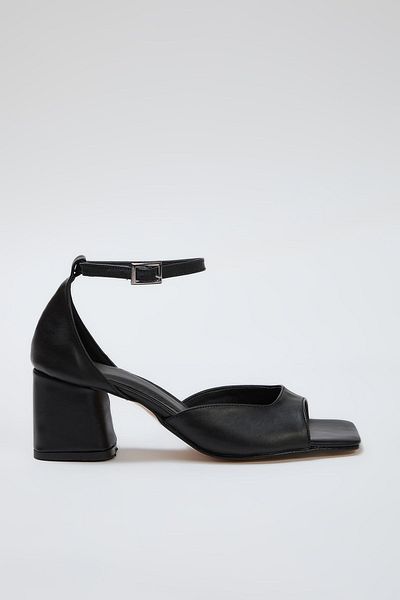 TRENDYOL SHOES Černý kotníkový pásek Block Heel Square Toe Dámské boty na podpatku Takss25To00015