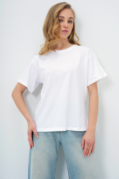 Trend Alaçatı Stili Weißes Basic-T-Shirt mit Rundhalsausschnitt für Damen ALC-X13684