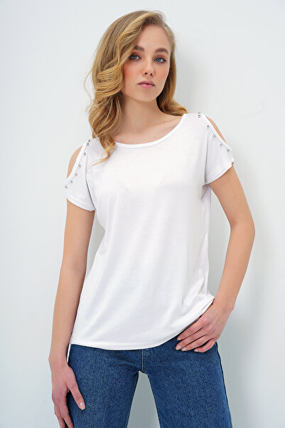 Trend Alaçatı Stili Weiße Damenbluse mit U-Boot-Ausschnitt und Perlenbesatz an den Schultern und Nullärmeln ALC-X13682