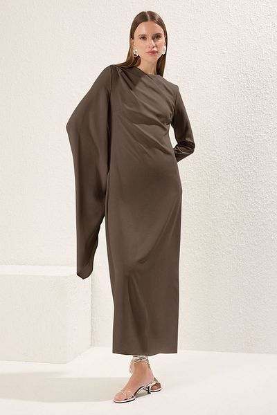 Trendyol Modest Nerzfarbenes, detailliertes, gefüttertes Abendkleid TCTSS24DB00036