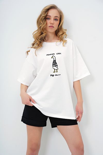 Trend Alaçatı Stili Tricou de bază alb cu gât de gâscă cu imprimeu pentru femei ALC-X13667