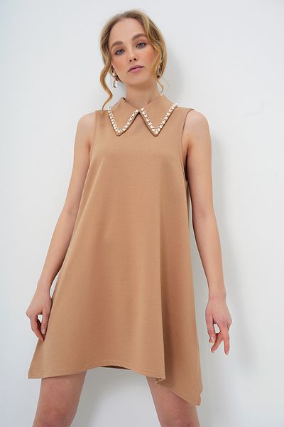 Trend Alaçatı Stili Ärmelloses Basic-Kleid mit Camel-Kunstperlenkragen für Damen ALC-X13480