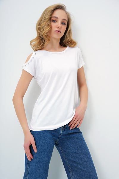 Trend Alaçatı Stili Weiße Damenbluse mit U-Boot-Ausschnitt und Perlenbesatz an den Schultern und Nullärmeln ALC-X13682